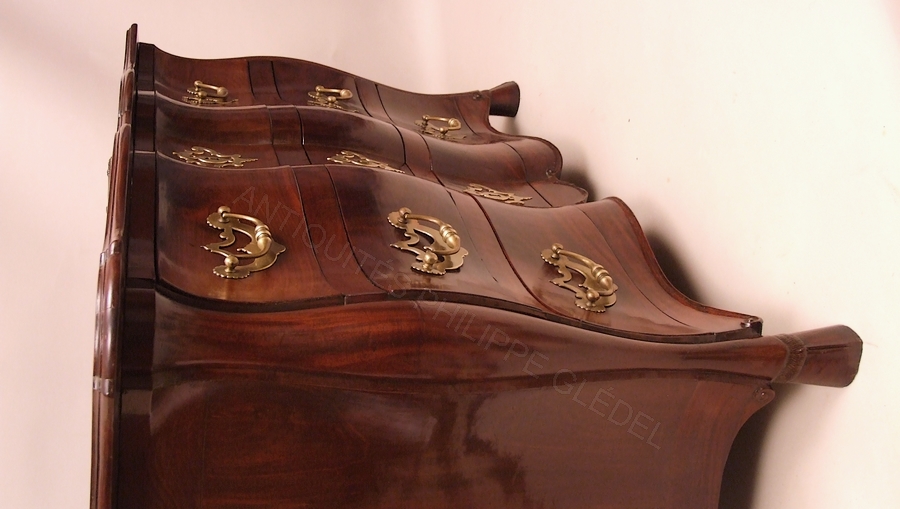 Commode de bateau malouine démontable en acajou massif, vue couchée
